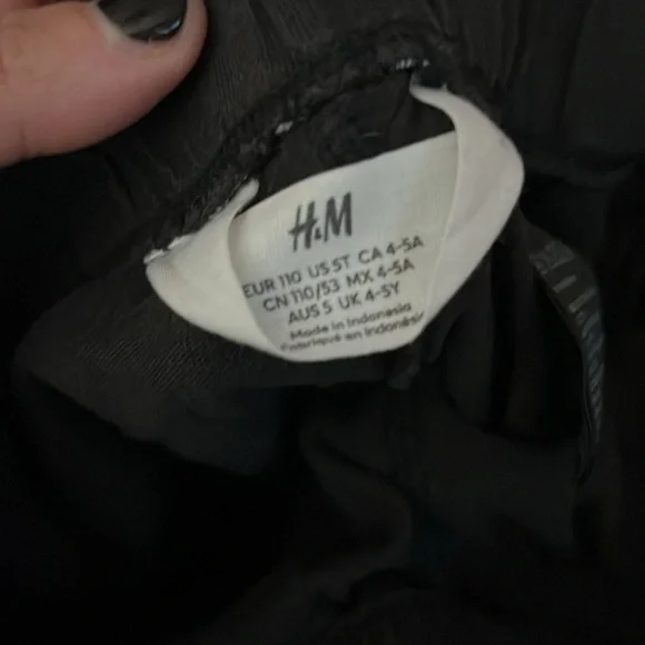 H&M lightweight cotton wave Dino shorts 5T fit is more 4T EUC. - Picture 3 of 4